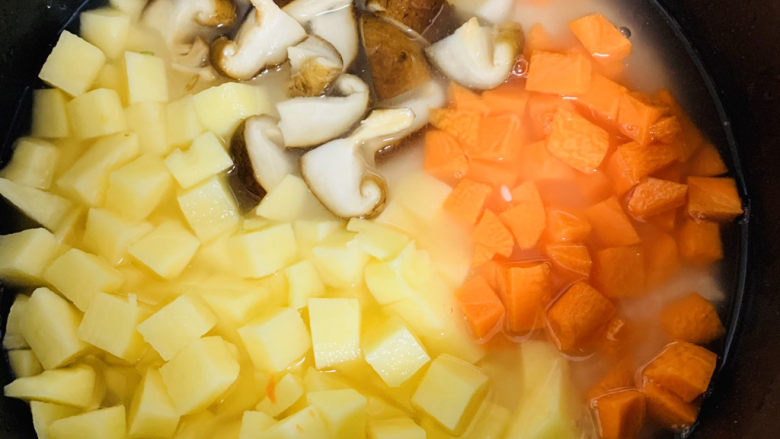 香菇腊肠焖饭,胡萝卜切丁放入锅中。