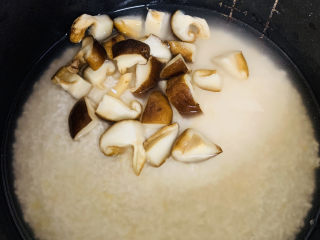 香菇腊肠焖饭,香菇切丁放入锅中