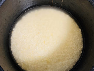 香菇腊肠焖饭,将大米放入盆中淘洗两遍，放入电饭锅中平时做米饭用多少水还用那些水。