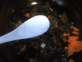 胡萝卜炒木耳,加入适量的盐