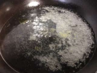 胡萝卜炒木耳,锅里放入适量的水烧开，加入盐和少许油