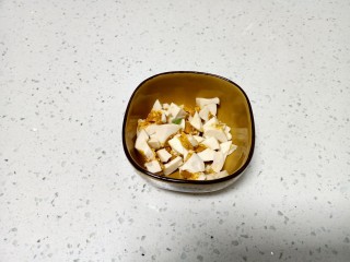 咸鸭蛋、蔬菜、花生炒米,切碎