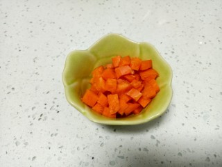 咸鸭蛋、蔬菜、花生炒米,胡萝卜切碎