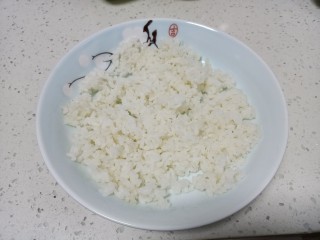 咸鸭蛋、蔬菜、花生炒米,隔夜米准备好