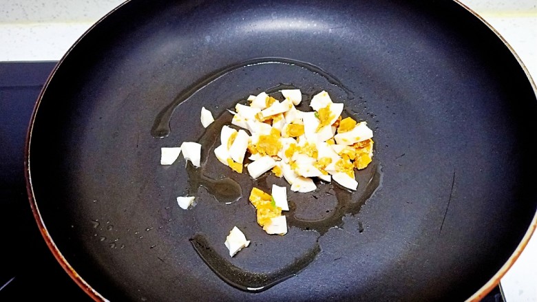 咸鸭蛋、蔬菜、花生炒米,锅中放入适量油，放入咸鸭蛋