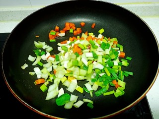 咸鸭蛋、蔬菜、花生炒米,放入蒜苗、胡萝卜、青菜根、蒜苔