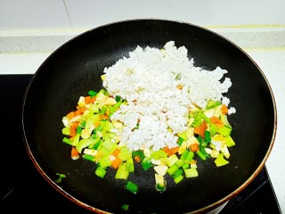 咸鸭蛋、蔬菜、花生炒米,放入大米