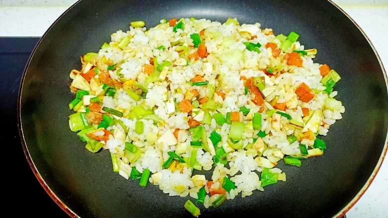 咸鸭蛋、蔬菜、花生炒米,翻炒均匀