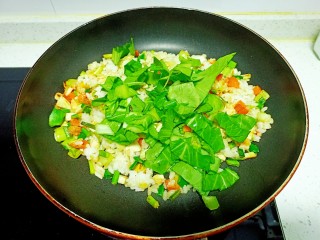 咸鸭蛋、蔬菜、花生炒米,放入青菜叶