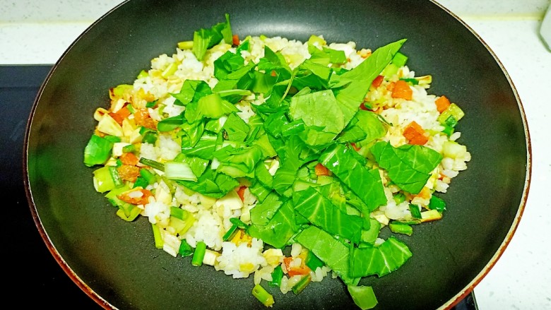 咸鸭蛋、蔬菜、花生炒米,放入青菜叶