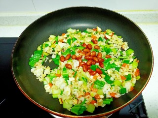 咸鸭蛋、蔬菜、花生炒米,翻炒均匀放入花生米