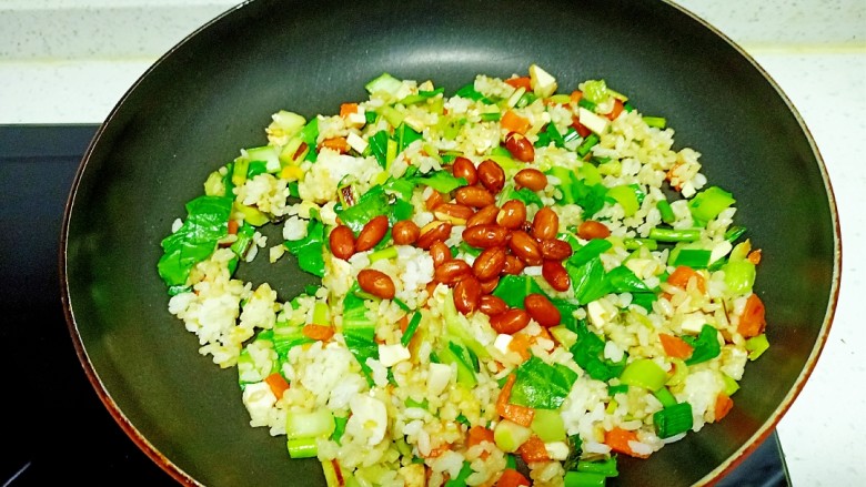 咸鸭蛋、蔬菜、花生炒米,翻炒均匀放入花生米
