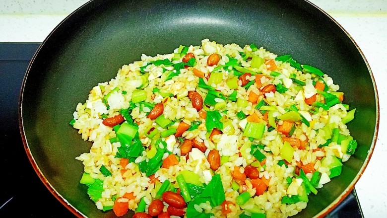咸鸭蛋、蔬菜、花生炒米,翻炒均匀