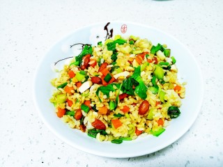 咸鸭蛋、蔬菜、花生炒米,盛入盘中