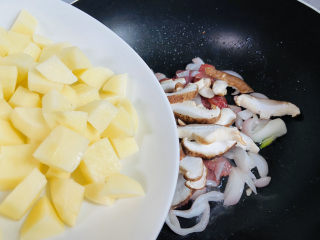 香菇腊肠焖饭,入土豆