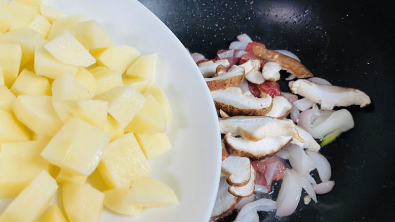 香菇腊肠焖饭,入土豆