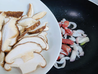 香菇腊肠焖饭,入香菇