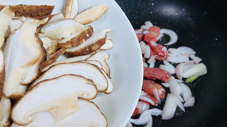 香菇腊肠焖饭,入香菇