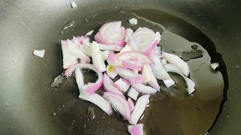 香菇腊肠焖饭,起油锅放入洋葱爆香