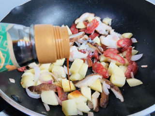 香菇腊肠焖饭,烹入一勺生抽