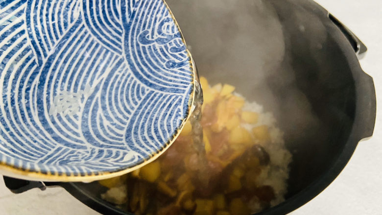 香菇腊肠焖饭,加入适量的热水