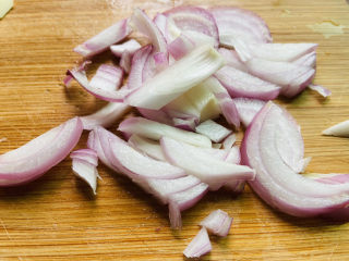 香菇腊肠焖饭,洋葱洗净切丝