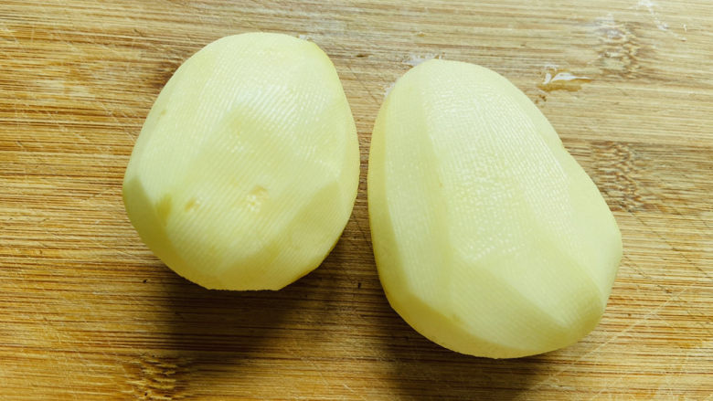 香菇腊肠焖饭,土豆洗干净去皮