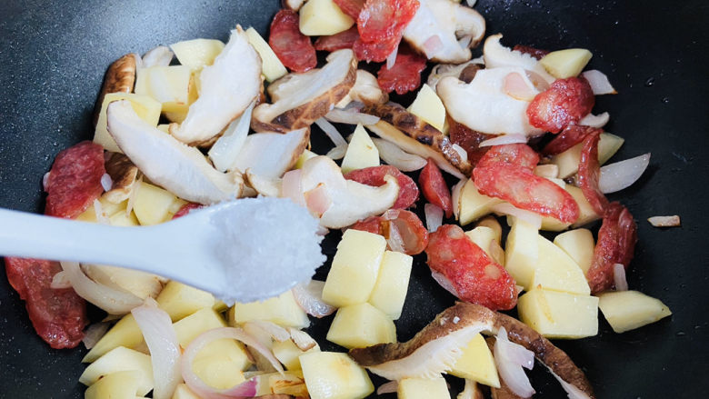 香菇腊肠焖饭,加入1小茶匙盐