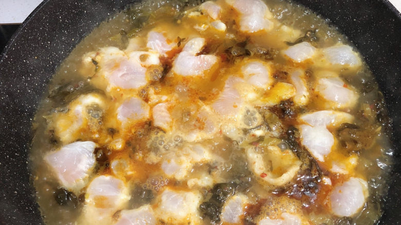 酸菜巴沙鱼,把腌制好的鱼片下去锅中，不要去翻，龙利鱼没有刺，一炒会碎，盖盖煮开五分钟
