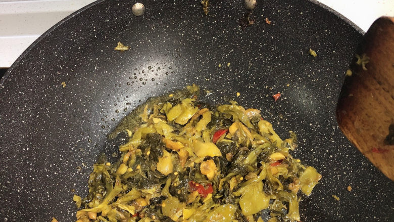 酸菜巴沙鱼,下面的步骤其实跟底料上的差不多。炒锅上油，把酸菜炒香，大概三四分钟