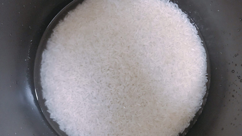 香菇腊肠焖饭,电饭锅倒入米，加入适量水