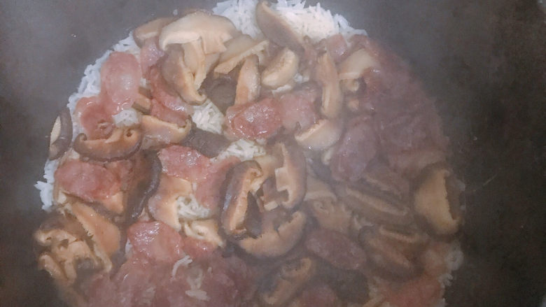 香菇腊肠焖饭,煮好啦，拌匀，撒葱花