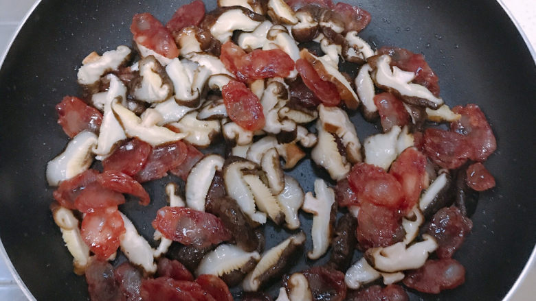 香菇腊肠焖饭,加入香菇一起翻炒