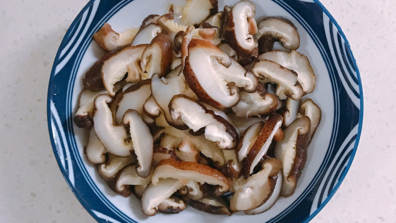 香菇腊肠焖饭,切片