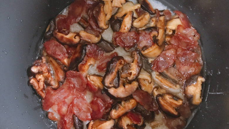 香菇腊肠焖饭,然后把煎过的香菇腊肠铺到上面，按下煮饭键