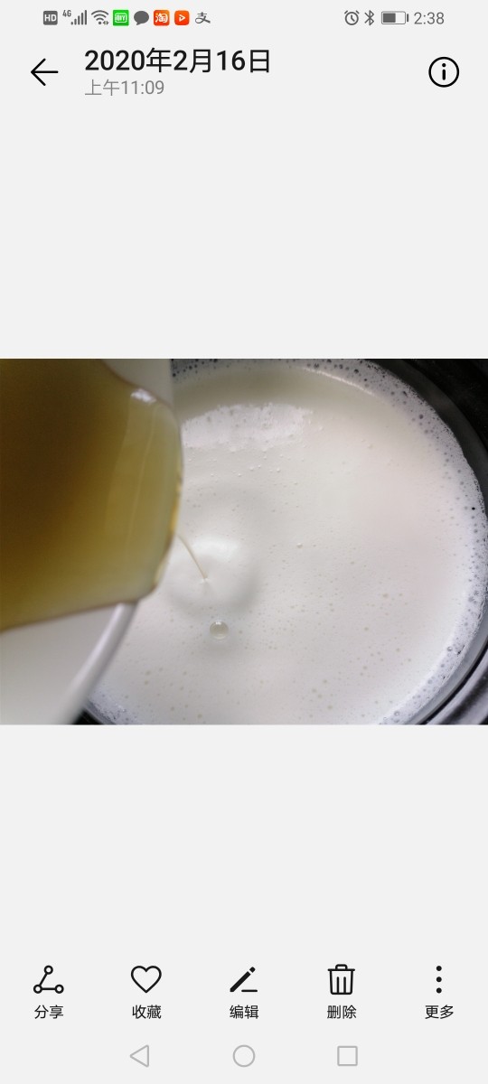 苹果布丁,将化开的凝胶液体倒入牛奶中