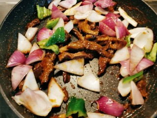 黑胡椒牛柳,放入之前炒好的青椒和洋葱 翻炒均匀 即可关火