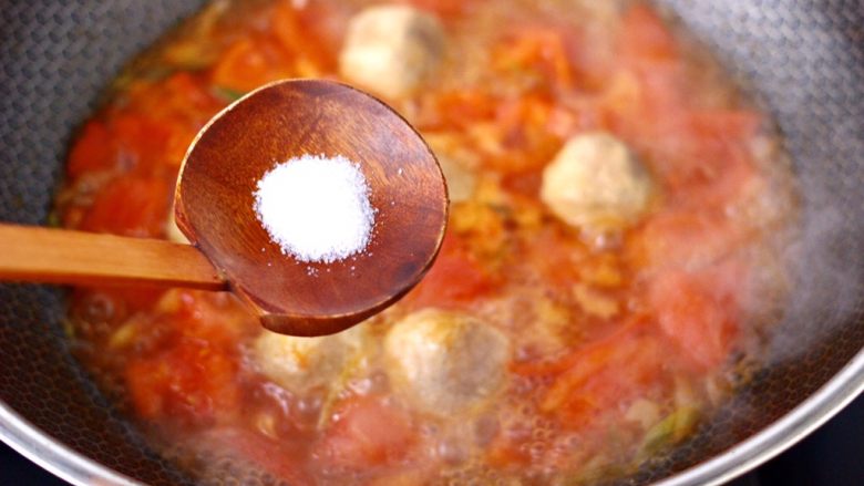 番茄丸子烩年糕,根据个人口味加入适量的盐调味。