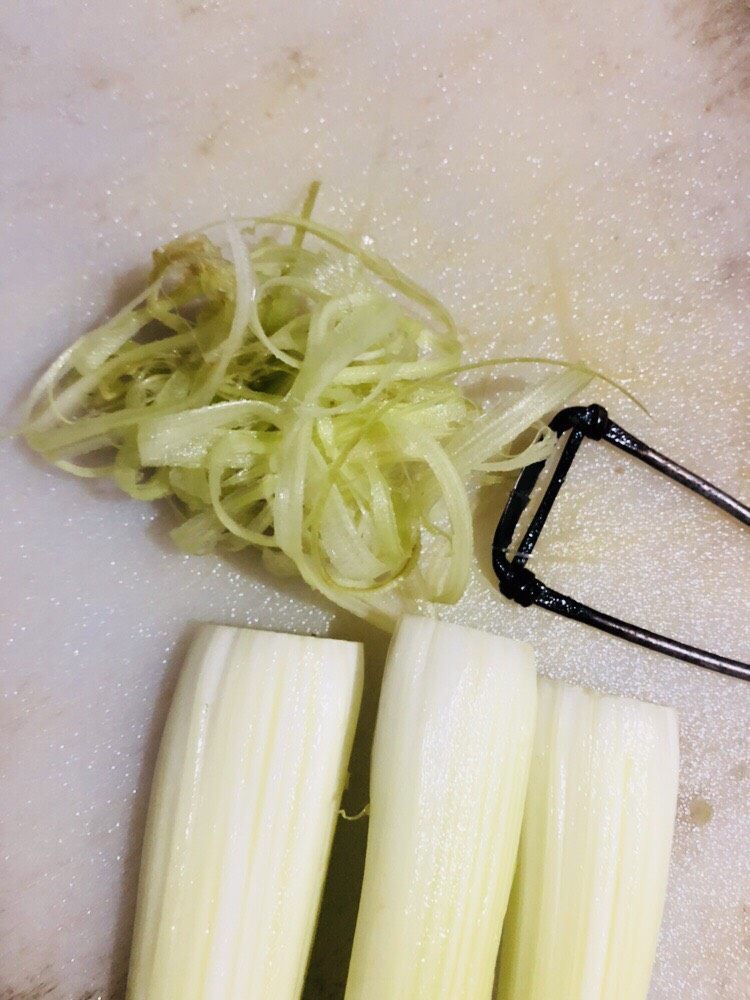 芹菜炒胡萝卜,用削皮刀轻轻地把芹菜的茎上的皮去掉。口感更好