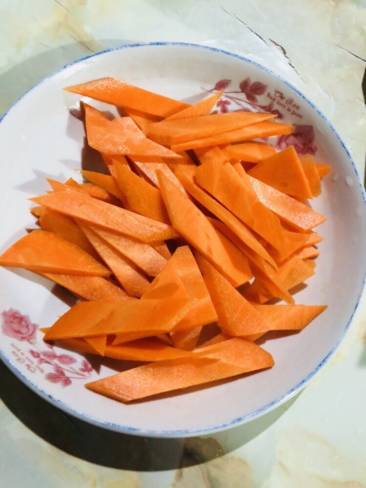 芹菜炒胡萝卜,胡萝卜切好备用