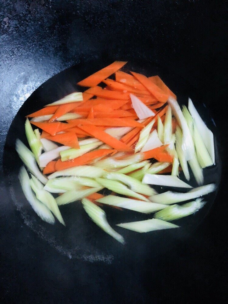 芹菜炒胡萝卜,胡萝卜和芹菜焯水两分钟