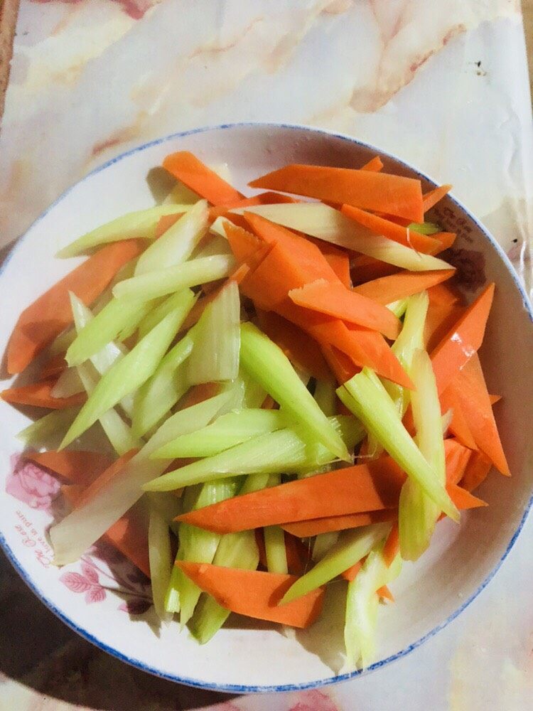 芹菜炒胡萝卜,切成厚薄差不多的样子是为了能同时炒熟