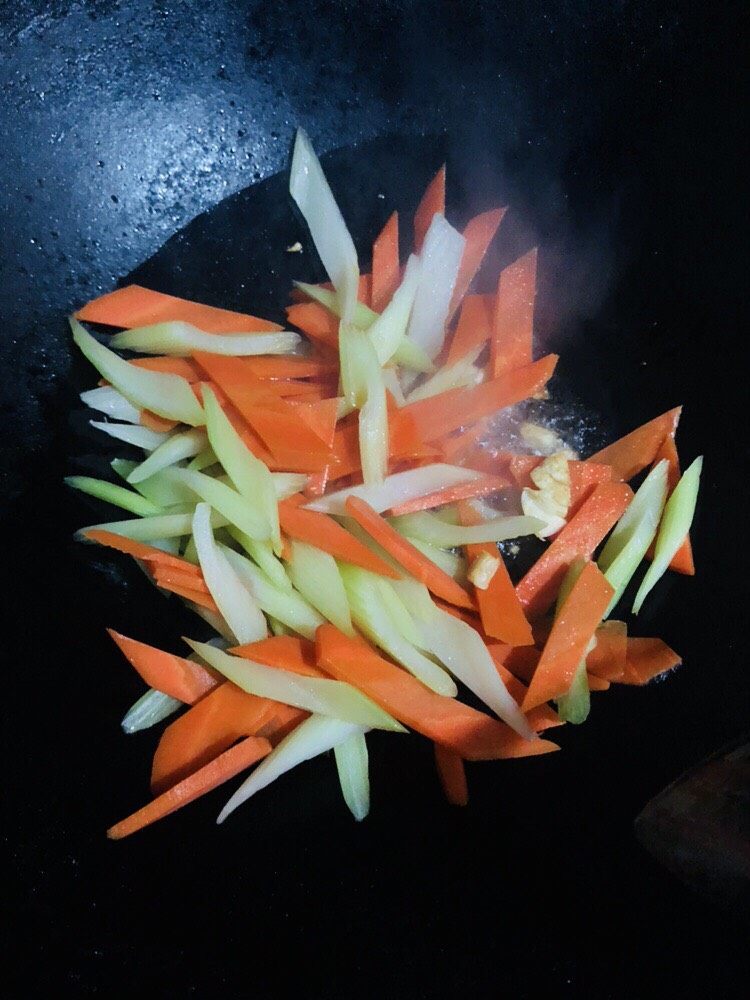 芹菜炒胡萝卜,放入芹菜和胡萝卜翻炒均匀