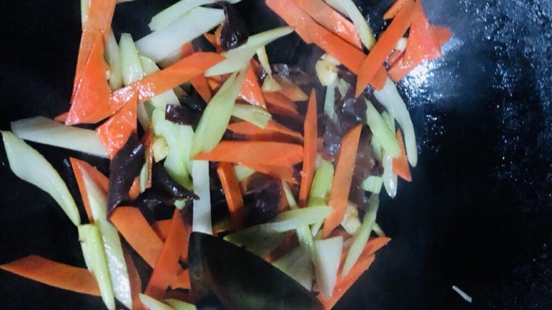芹菜炒胡萝卜,放点清水炒至熟透