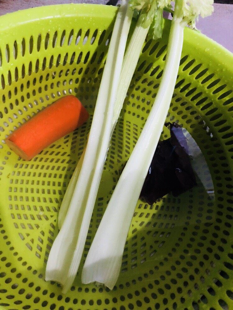 芹菜炒胡萝卜,将准备好的菜洗净
