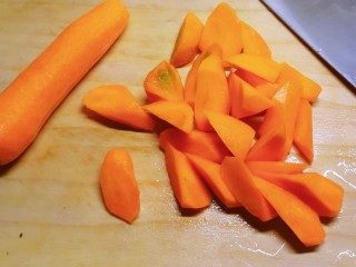 胡萝卜炖羊肉,胡萝卜去皮切块