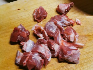 胡萝卜炖羊肉,羊腿肉切块