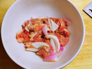 胡萝卜炖羊肉,放入羊肉里  反复抓拌入味 去腥膻 腌制1个小时