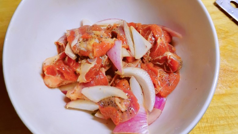 胡萝卜炖羊肉,放入羊肉里  反复抓拌入味 去腥膻 腌制1个小时