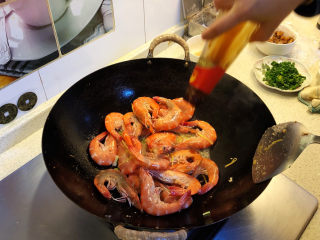 油焖大虾,加入糖、盐、蚝油、红烧汁翻炒。
